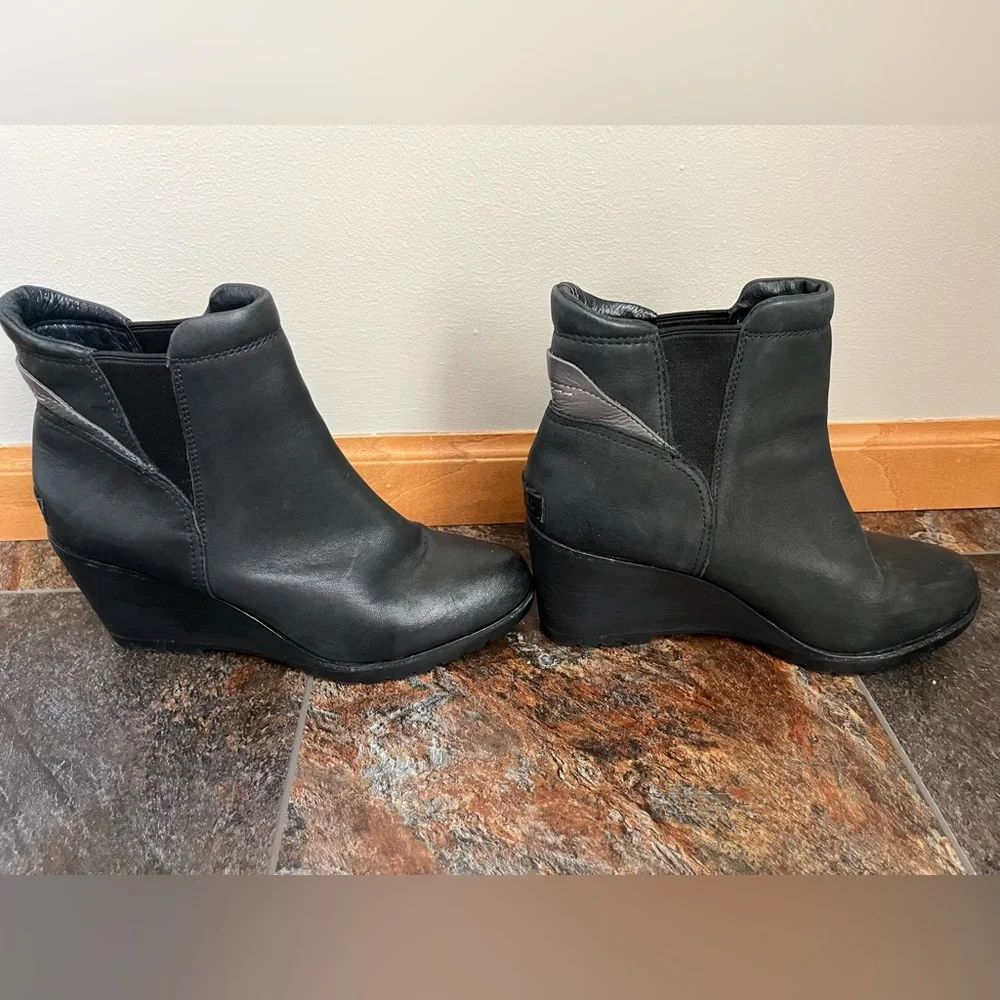 Women’s Sorel leather After Hours Chelsea pull on black wedge bootie. Size 10